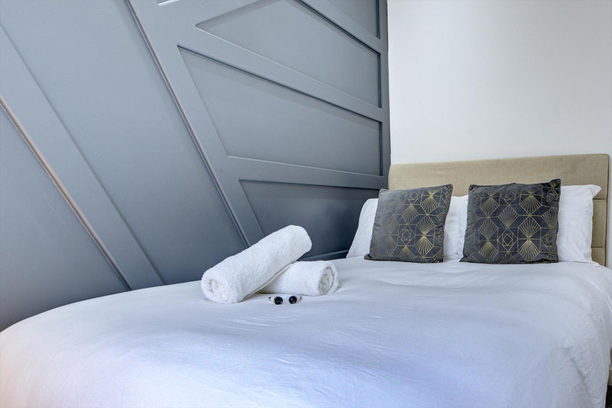 4 Bedrooms Homely House With Garden- Sleeps 9 Comfortably With 6 Comfortable Beds, Free Street Parking, Business Travellers, Contractors, & Holiday-Goers, Coventry, Near All Major Transport Links In Coventry And Motorway Luaran gambar