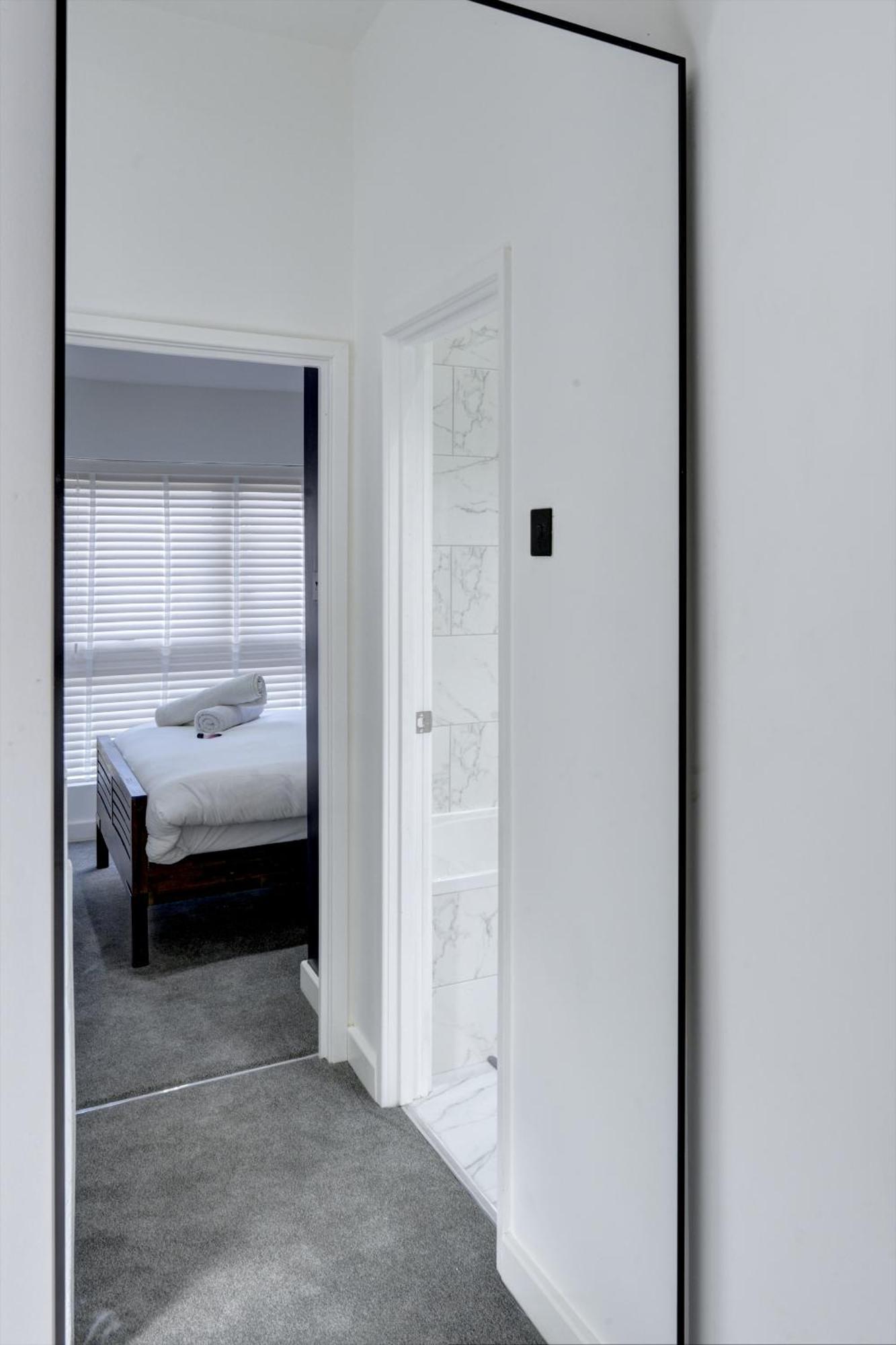 4 Bedrooms Homely House With Garden- Sleeps 9 Comfortably With 6 Comfortable Beds, Free Street Parking, Business Travellers, Contractors, & Holiday-Goers, Coventry, Near All Major Transport Links In Coventry And Motorway Luaran gambar