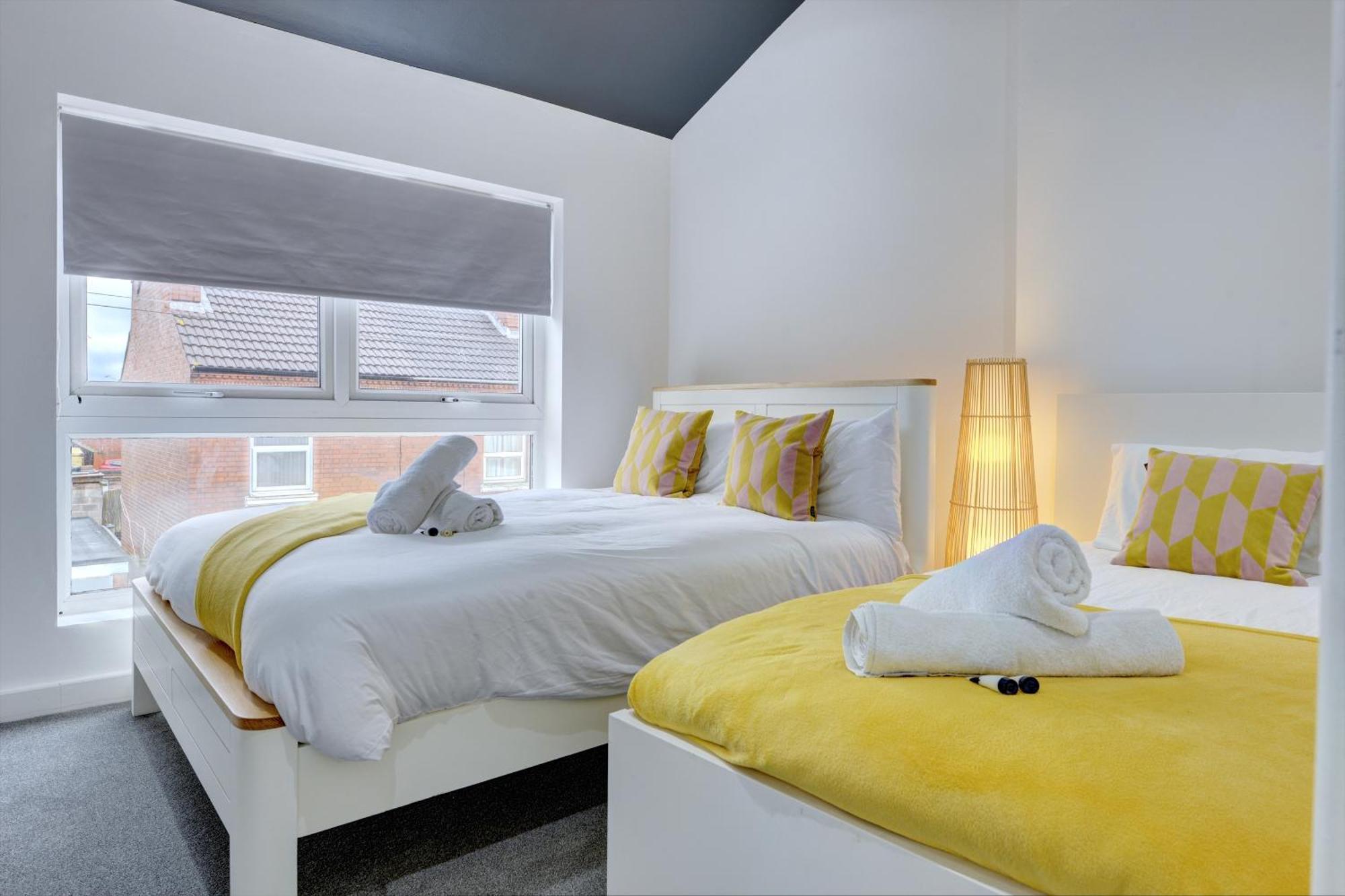 4 Bedrooms Homely House With Garden- Sleeps 9 Comfortably With 6 Comfortable Beds, Free Street Parking, Business Travellers, Contractors, & Holiday-Goers, Coventry, Near All Major Transport Links In Coventry And Motorway Luaran gambar