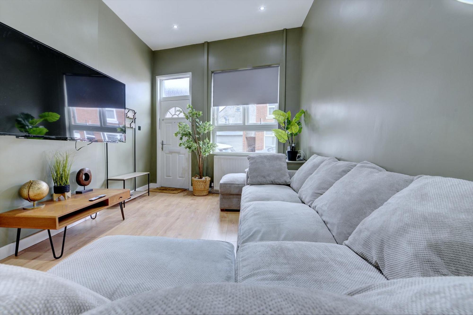 4 Bedrooms Homely House With Garden- Sleeps 9 Comfortably With 6 Comfortable Beds, Free Street Parking, Business Travellers, Contractors, & Holiday-Goers, Coventry, Near All Major Transport Links In Coventry And Motorway Luaran gambar
