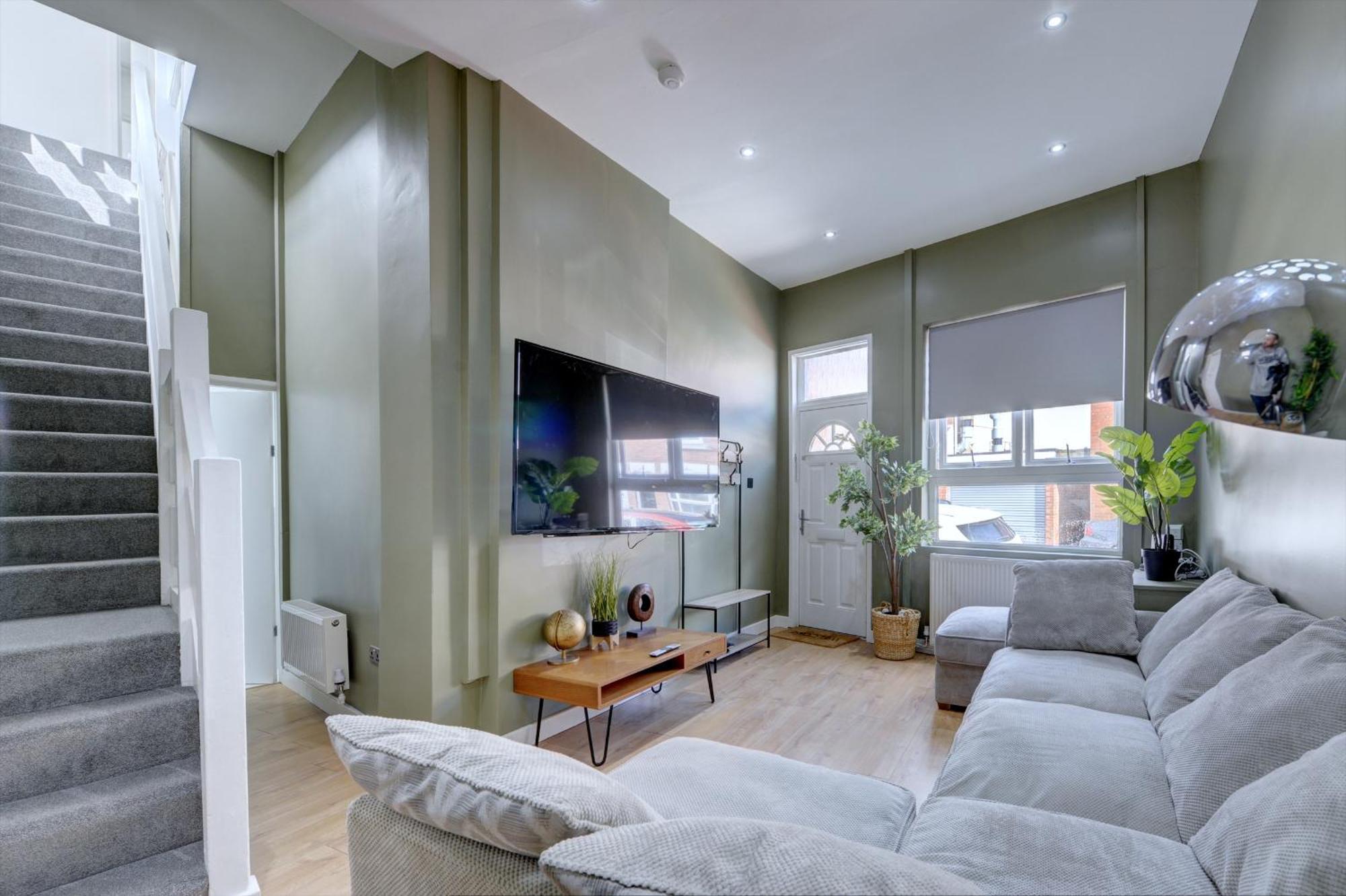 4 Bedrooms Homely House With Garden- Sleeps 9 Comfortably With 6 Comfortable Beds, Free Street Parking, Business Travellers, Contractors, & Holiday-Goers, Coventry, Near All Major Transport Links In Coventry And Motorway Luaran gambar