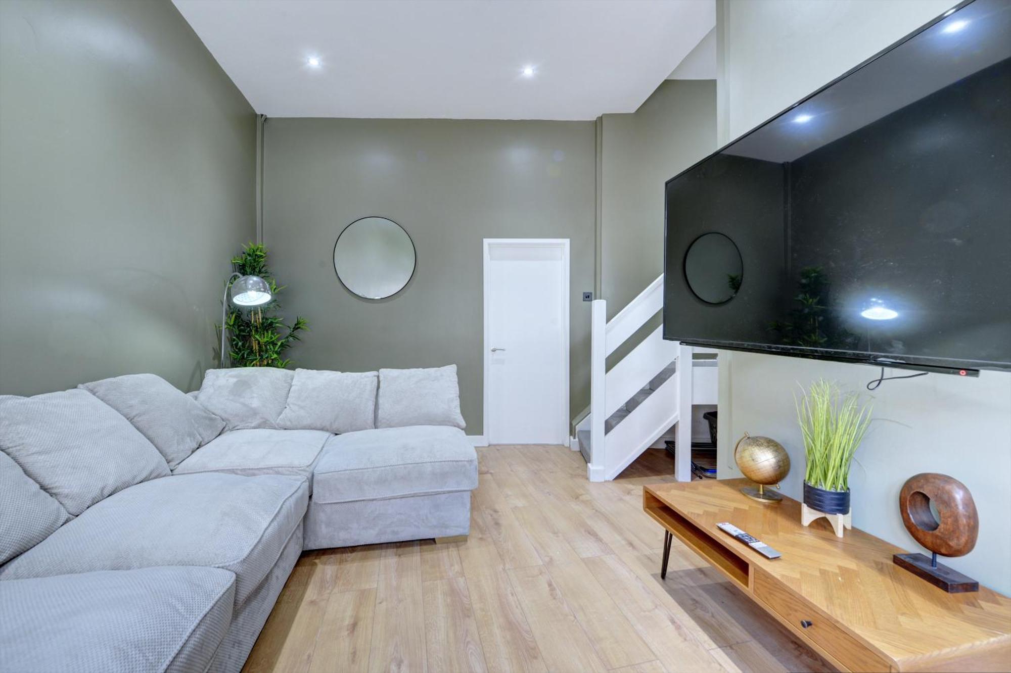 4 Bedrooms Homely House With Garden- Sleeps 9 Comfortably With 6 Comfortable Beds, Free Street Parking, Business Travellers, Contractors, & Holiday-Goers, Coventry, Near All Major Transport Links In Coventry And Motorway Luaran gambar