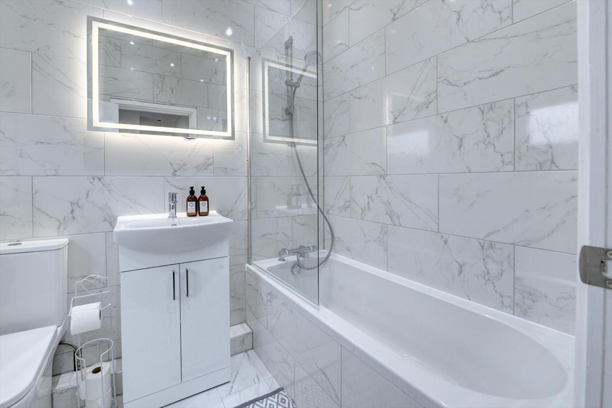 4 Bedrooms Homely House With Garden- Sleeps 9 Comfortably With 6 Comfortable Beds, Free Street Parking, Business Travellers, Contractors, & Holiday-Goers, Coventry, Near All Major Transport Links In Coventry And Motorway Luaran gambar