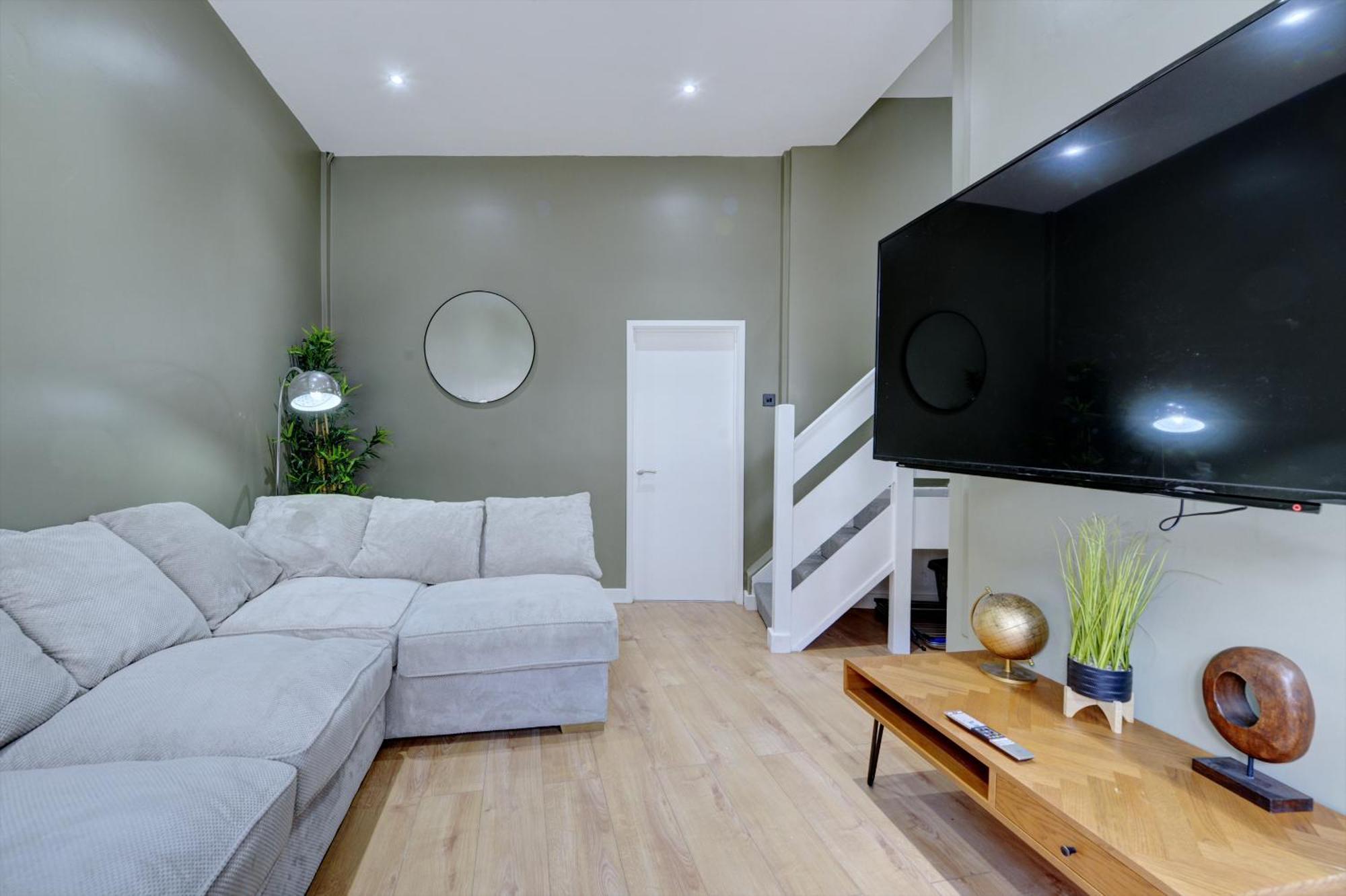 4 Bedrooms Homely House With Garden- Sleeps 9 Comfortably With 6 Comfortable Beds, Free Street Parking, Business Travellers, Contractors, & Holiday-Goers, Coventry, Near All Major Transport Links In Coventry And Motorway Luaran gambar