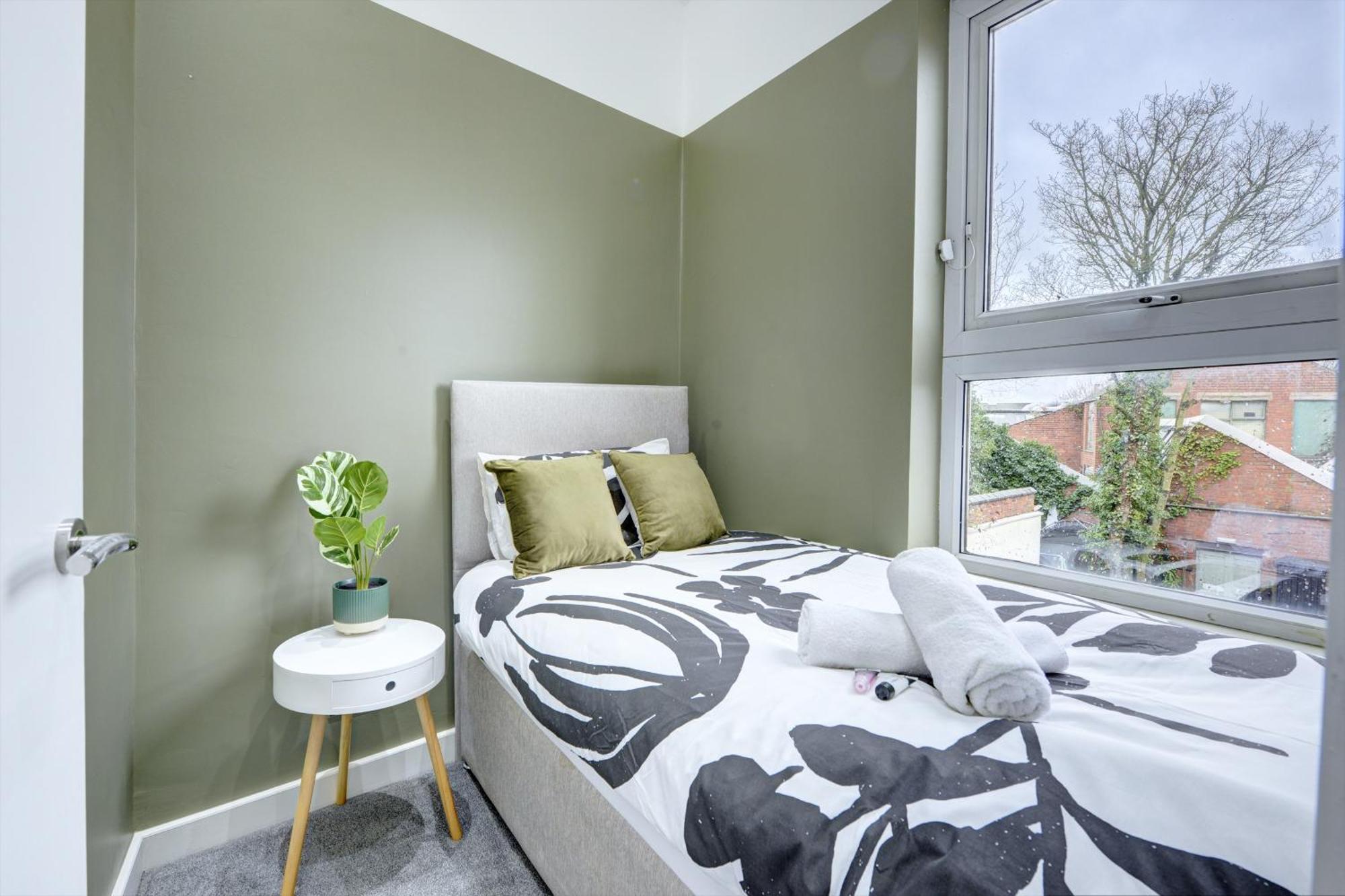 4 Bedrooms Homely House With Garden- Sleeps 9 Comfortably With 6 Comfortable Beds, Free Street Parking, Business Travellers, Contractors, & Holiday-Goers, Coventry, Near All Major Transport Links In Coventry And Motorway Luaran gambar
