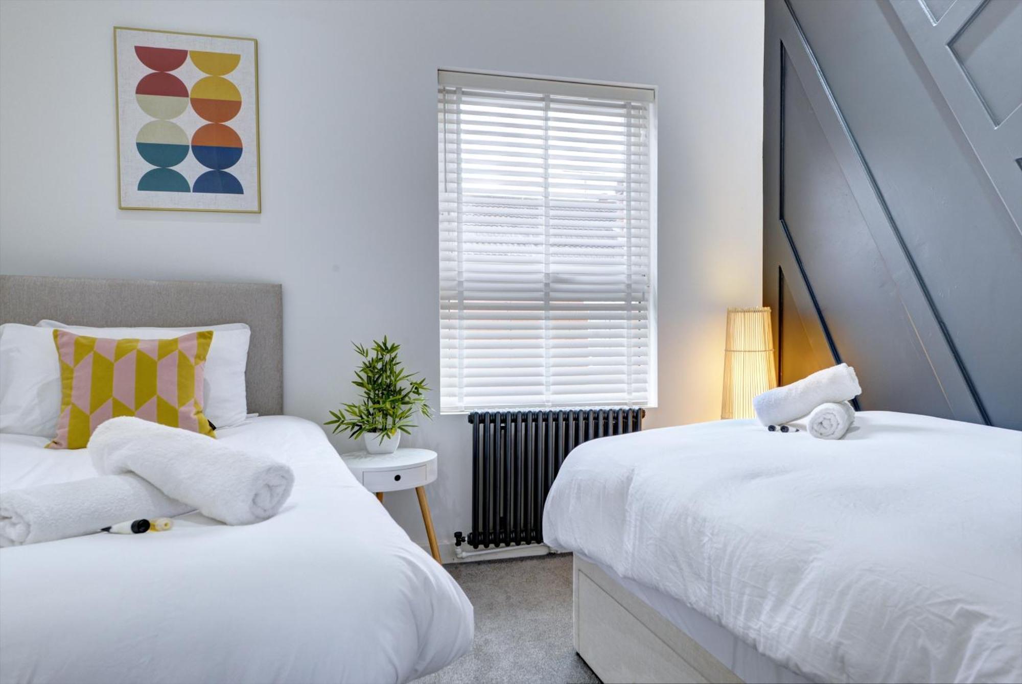 4 Bedrooms Homely House With Garden- Sleeps 9 Comfortably With 6 Comfortable Beds, Free Street Parking, Business Travellers, Contractors, & Holiday-Goers, Coventry, Near All Major Transport Links In Coventry And Motorway Luaran gambar