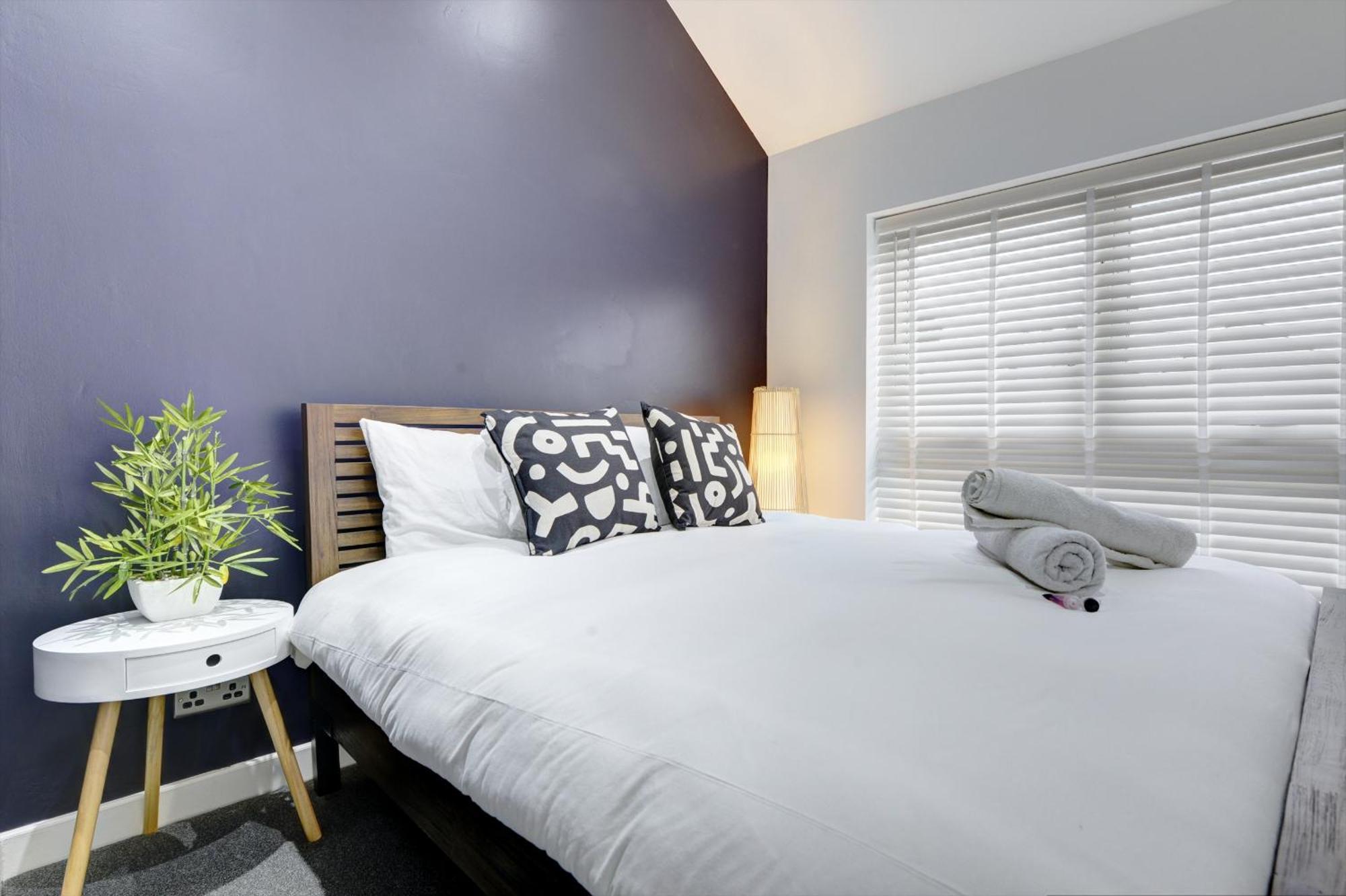 4 Bedrooms Homely House With Garden- Sleeps 9 Comfortably With 6 Comfortable Beds, Free Street Parking, Business Travellers, Contractors, & Holiday-Goers, Coventry, Near All Major Transport Links In Coventry And Motorway Luaran gambar