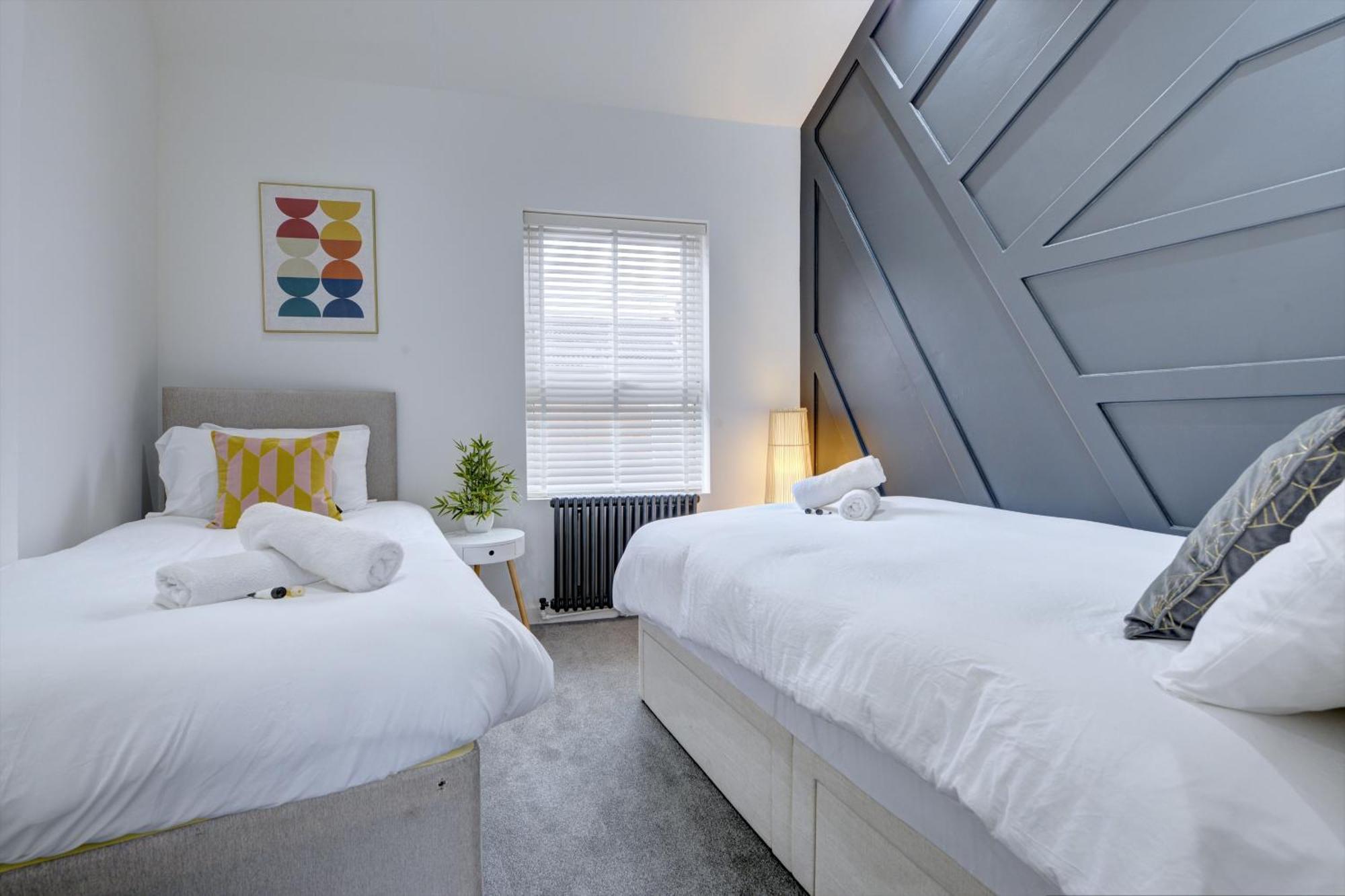 4 Bedrooms Homely House With Garden- Sleeps 9 Comfortably With 6 Comfortable Beds, Free Street Parking, Business Travellers, Contractors, & Holiday-Goers, Coventry, Near All Major Transport Links In Coventry And Motorway Luaran gambar