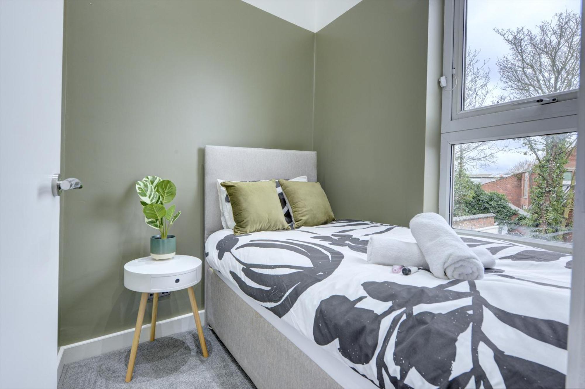 4 Bedrooms Homely House With Garden- Sleeps 9 Comfortably With 6 Comfortable Beds, Free Street Parking, Business Travellers, Contractors, & Holiday-Goers, Coventry, Near All Major Transport Links In Coventry And Motorway Luaran gambar