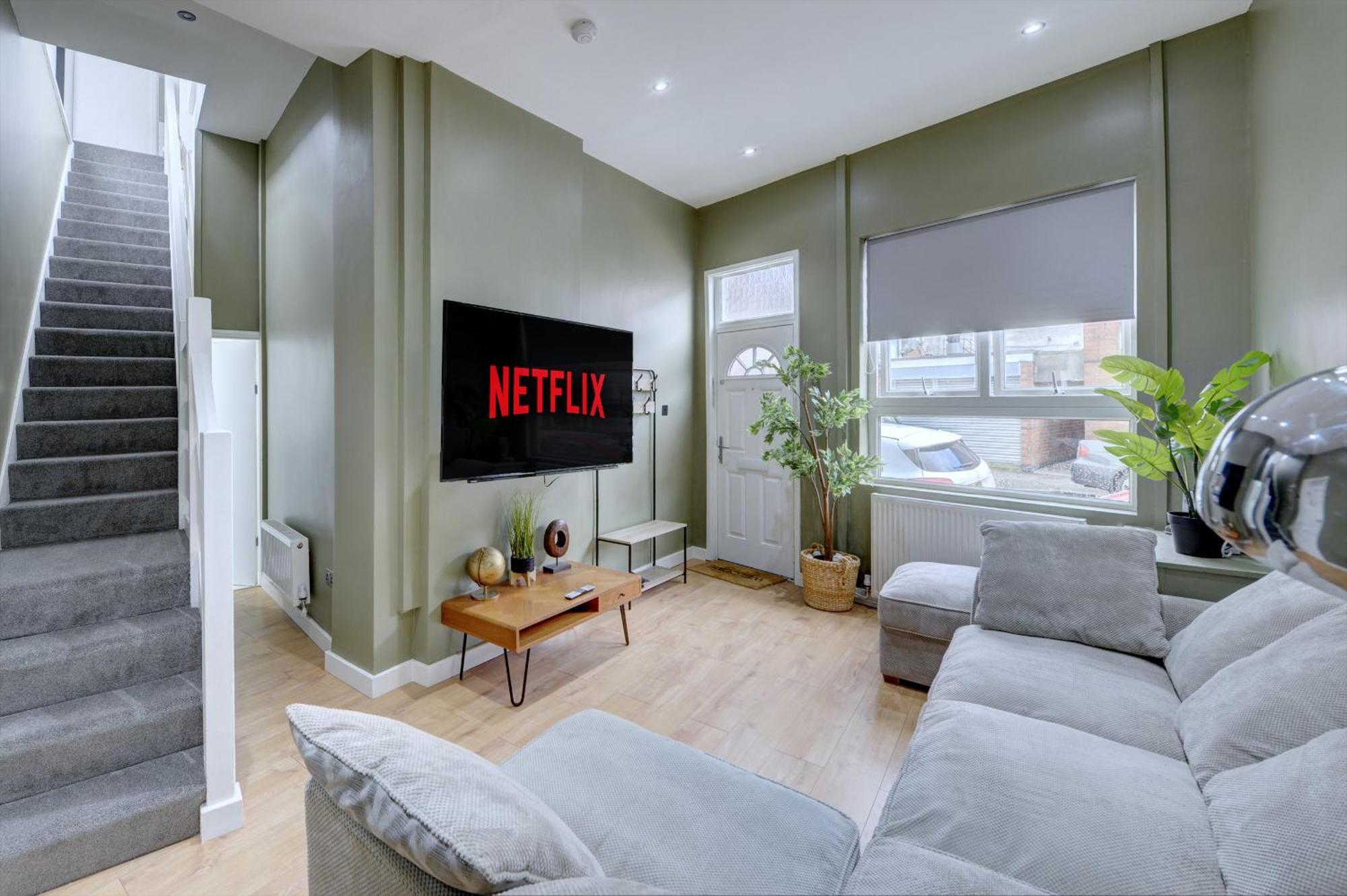 4 Bedrooms Homely House With Garden- Sleeps 9 Comfortably With 6 Comfortable Beds, Free Street Parking, Business Travellers, Contractors, & Holiday-Goers, Coventry, Near All Major Transport Links In Coventry And Motorway Luaran gambar